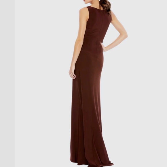 IEENA FOR MAC DUGGAL
Ruched Stretch Jersey V-Neck Gown size 2 - Picture 10 of 12